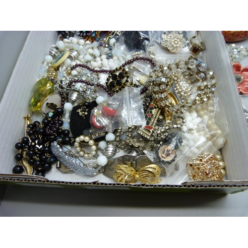 837 - A collection of vintage and later costume jewellery