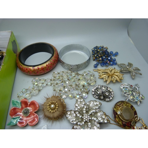 837 - A collection of vintage and later costume jewellery