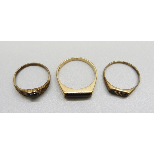 839 - Three 9ct gold rings, 4.8g, 2x L and Q