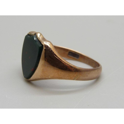 842 - A 9ct gold and bloodstone signet ring, Birmingham 1901, 4.3g, Q