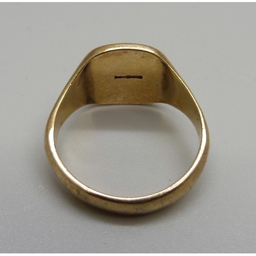 847 - A 9ct gold signet ring, 6g, T