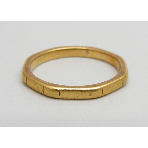 849 - A 22ct gold ring, 3.8g, O