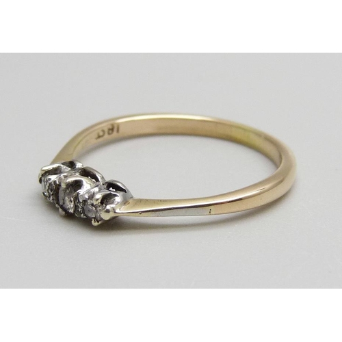 861 - An 18ct gold, three stone diamond ring, 2.1g, P