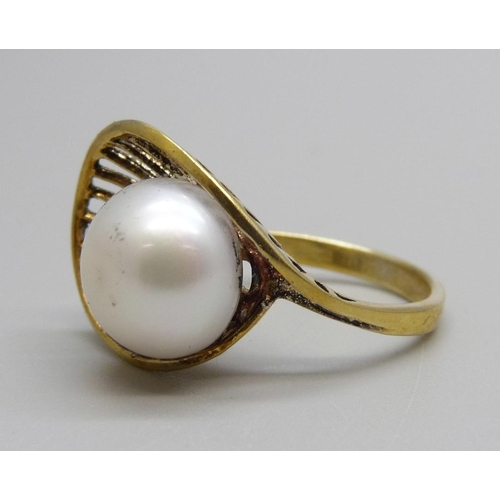 863 - A silver gilt and pearl ring, S