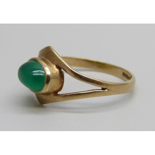 882 - A 9ct gold and green stone ring, 1.5g, M