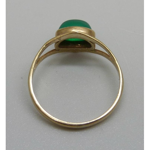 882 - A 9ct gold and green stone ring, 1.5g, M