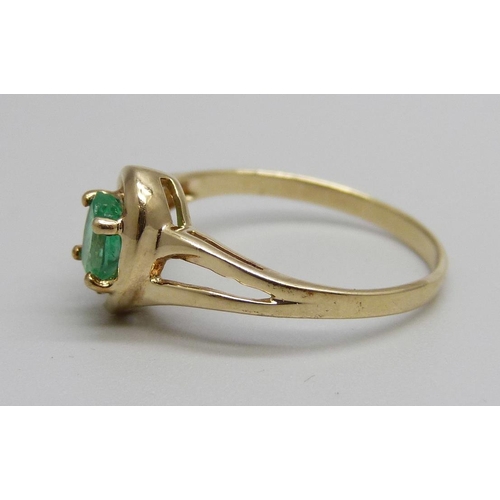 883 - A 9ct gold and green stone ring, 1.6g, N