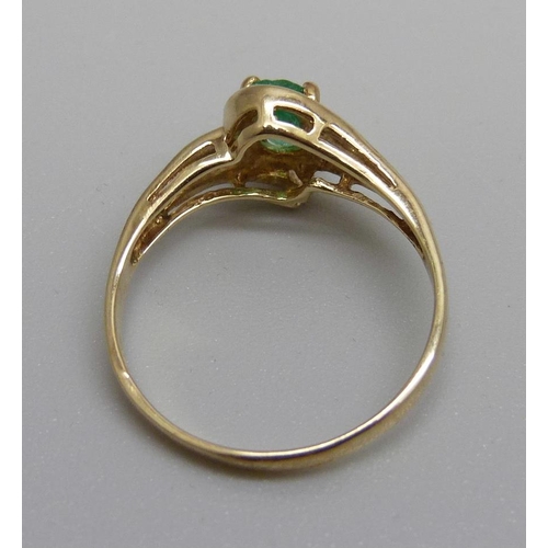 883 - A 9ct gold and green stone ring, 1.6g, N