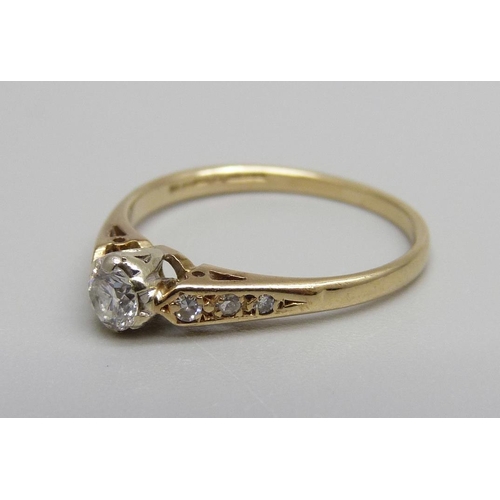 888 - A 9ct gold, diamond solitaire ring with diamond shoulders, 1.5g, K