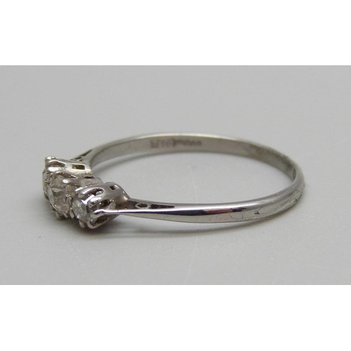 902 - A platinum and three stone diamond ring, 2.1g, Q