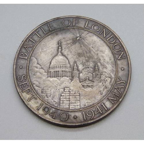 904 - A Battle of London medallion, Sept 1940-1941 May, June 1944 August, 51mm