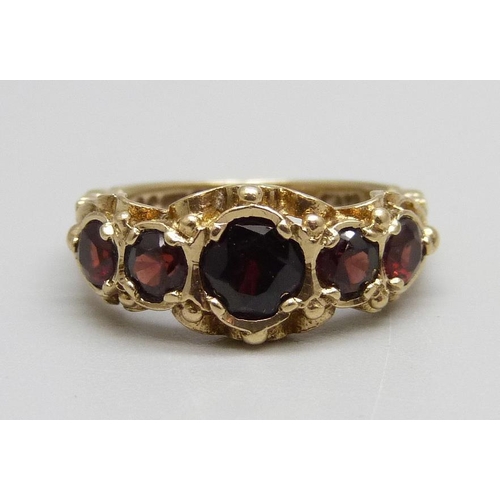 905 - A 9ct gold and five stone garnet ring, 3.2g, L