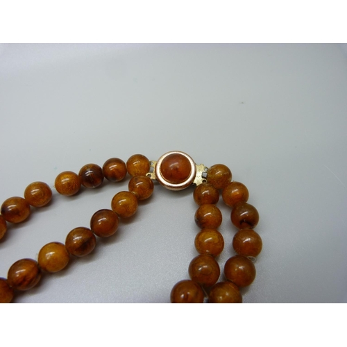 908 - An amber bead necklace