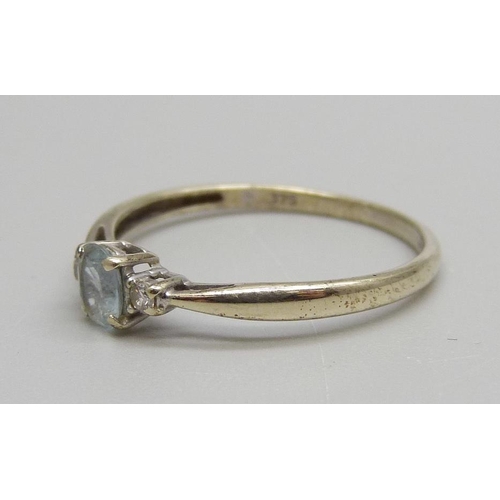 913 - A 9ct gold, blue stone and diamond ring, 1.2g, P