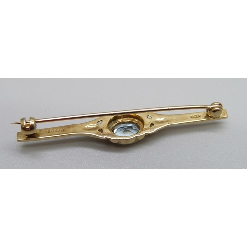 917 - A 9ct gold and aquamarine brooch, 3.5g