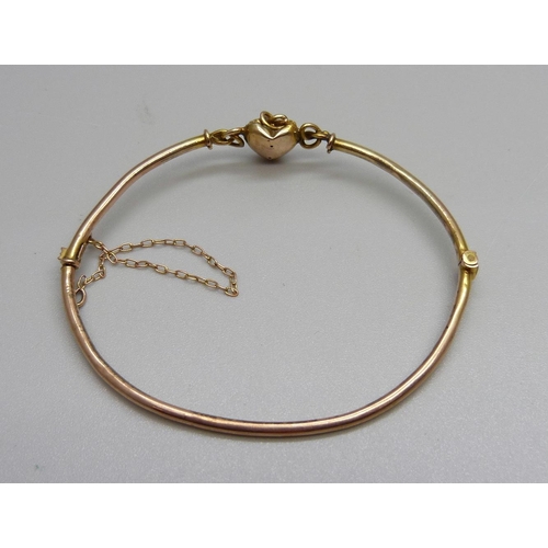 932 - A Victorian 9ct gold bangle, 3g, fastener a/f