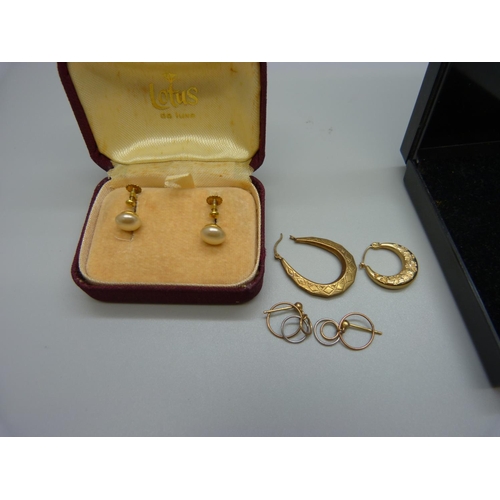 941 - A pair of 9ct gold and Lotus pearl screw back earrings, a single 9ct gold earring and yellow metal e... 