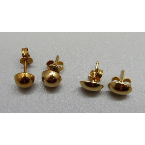 946 - A pair of 14ct gold earrings and a pair of yellow metal earrings, 2.5g