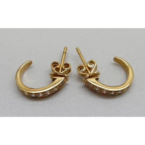 950 - A pair of 18ct gold earrings set with white stones, 3.1g