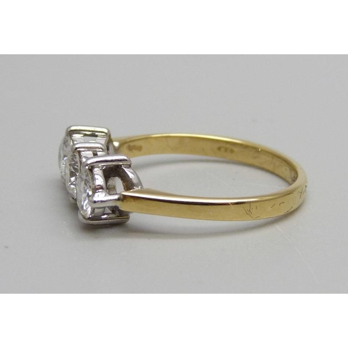 960 - An 18ct gold, three stone diamond ring, London 1999, 0.75ct diamond weight, VS2-S1 - H-1 specificati... 