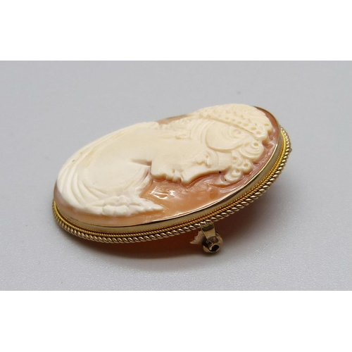 965 - A 9ct gold mounted cameo brooch/pendant