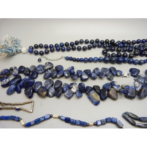 986 - A collection of lapis lazuli jewellery