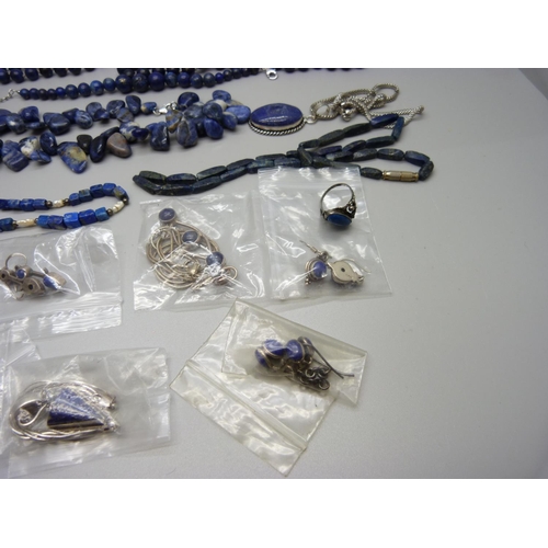 986 - A collection of lapis lazuli jewellery