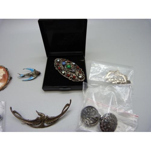 991 - Jewellery including an enamel and marcasite bird brooch, lacking one marcasite, a gem set brooch inc... 