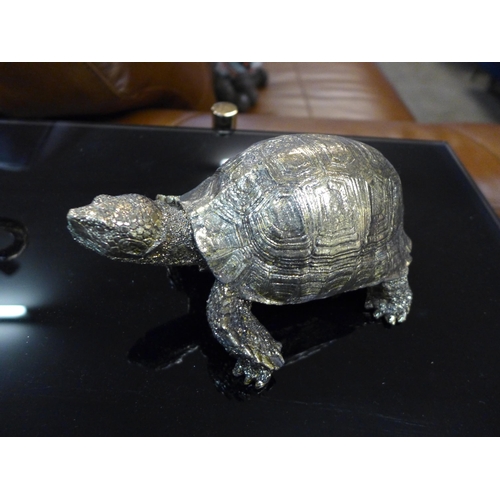 1317 - A gold tortoise figure (DVM1807)   #