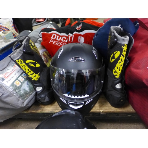 2090 - Pair of size 10 biker boots, 4 biker jackets and 2 crash helmets