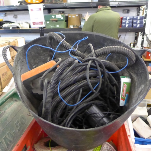 2133 - Approx. 15 rolls of assorted cable and wire: various gauge earth, blue, red, 4mm T&E, etc.