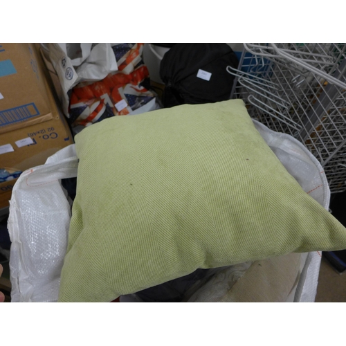 2358 - Bag of assorted cushions