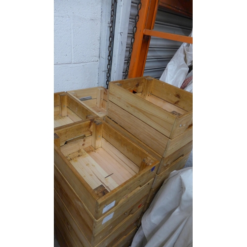 2447 - 20 Wooden planters