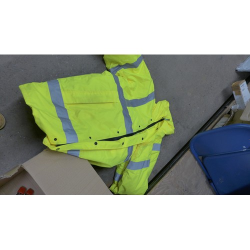 2185 - Hi-Vis jacket and contractor boots size 7 and 4 clamps