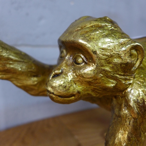 1421 - A gold crawling monkey lamp