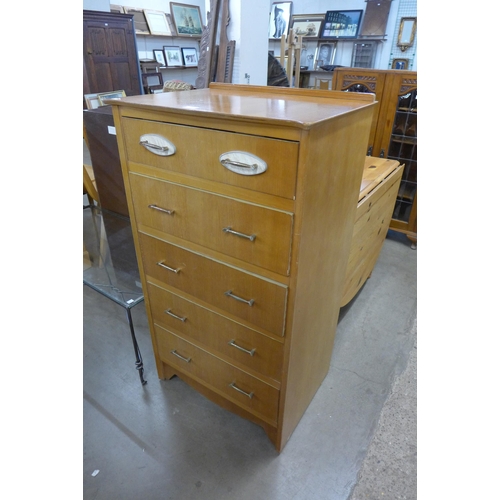 227 - A vintage oak chest of drawers