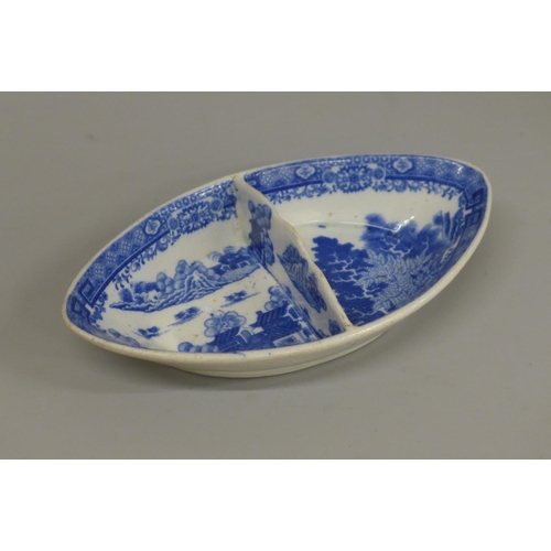 620 - An 18th Century blue and white pickle dish, 17.5cm