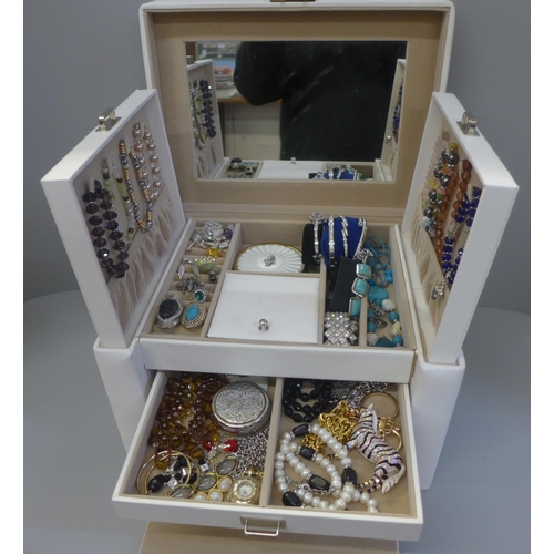 673 - A box containing costume jewellery