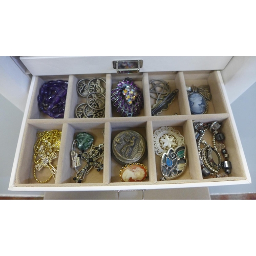 673 - A box containing costume jewellery