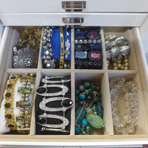 673 - A box containing costume jewellery