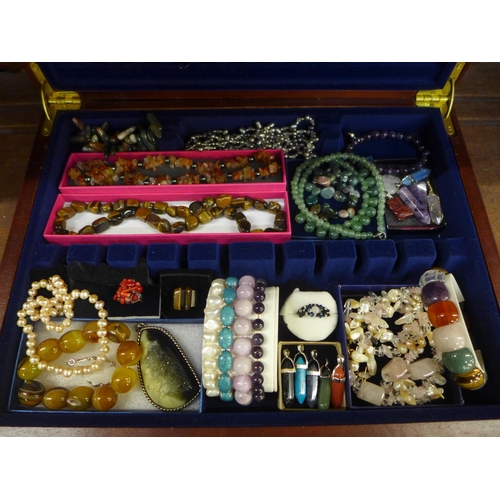 678 - A collection of semi-precious stone jewellery