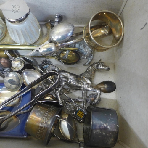 706 - A collection of small silver plated items