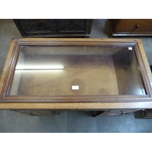 112 - A French Empire style mahogany bijouterie table