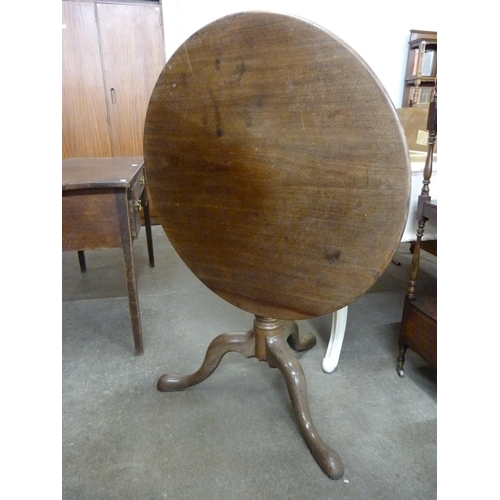 130A - A George III mahogany circular tilt-top tea table