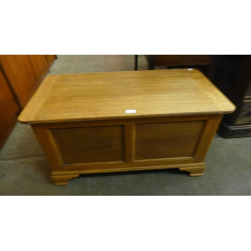 249 - A Fyne Ladye oak blanket box