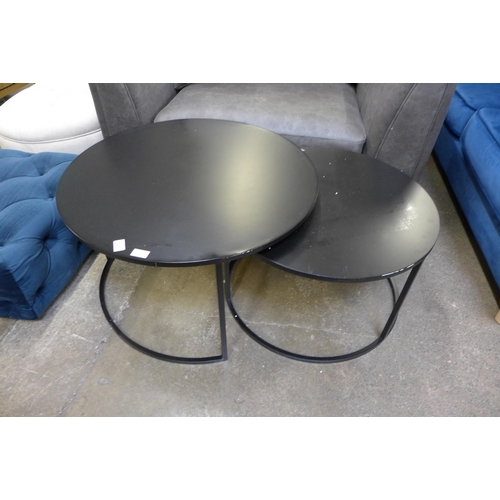 1518 - A nest of two metal tables