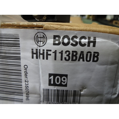 3193 - Bosch Single oven - Broken/Damaged Door - Model HHf113BAOB AP.OS.BSC.354 (P12) * this lot is subject... 