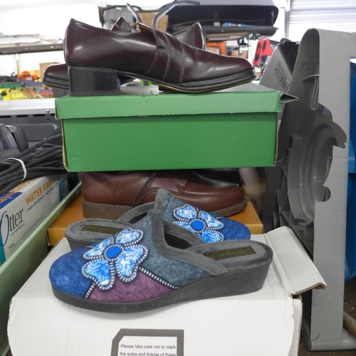 2091 - Four pairs of boxed shoes, 1 pair slippers,1 pair padders, 2 pairs leather formal shoes