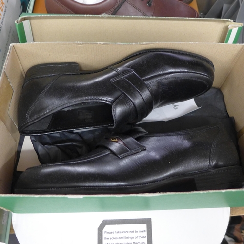 2091 - Four pairs of boxed shoes, 1 pair slippers,1 pair padders, 2 pairs leather formal shoes