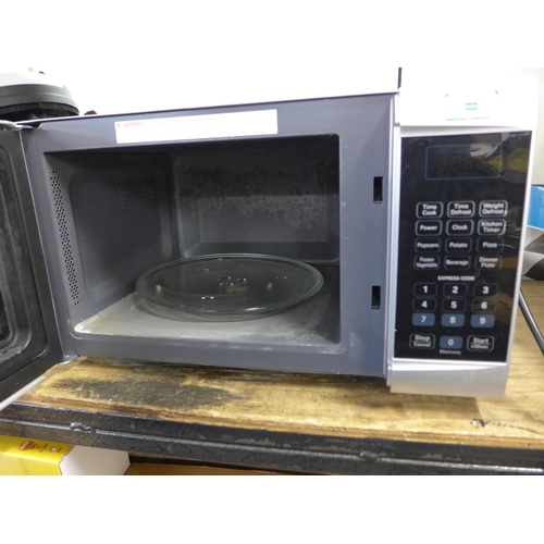 2123 - Morphy Richards 800w microwave oven